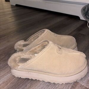 UGG size 8 discoquette mustard seed slippers